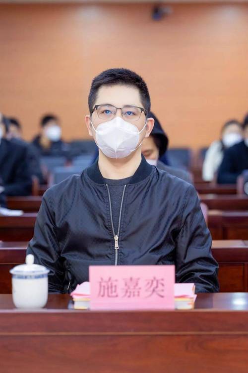 风雨不改凌云志 振衣濯足展襟怀